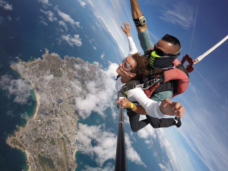 Saut En Parachute Entre Ciel Et Terre